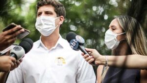João Campos recebe lideranças em sua residência antes de sair para votar
