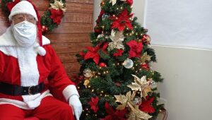 Papai Noel vai para o home office para garantir o Natal de todos