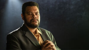 Babu Santana diz que temática negra está na moda, mas racismo ainda é estrutural
