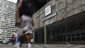 Mudança no comando da Petrobras pode levar mais de um mês