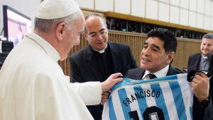 Papa Francisco lembra de Maradona 'com afeto' e diz rezar por ele