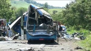 Ônibus de acidente com 41 mortes não tinha registro e estava ilegal desde 2019