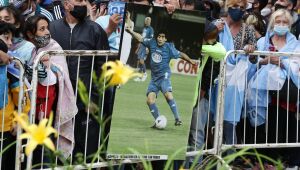 Velório de Maradona na Casa Rosada tem aglomeração e tumulto