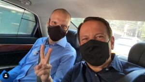 Em São Paulo, Bruno Covas acompanha aliados e depois vota com o filho
