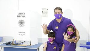 Francisco Padilha vota com família e depois percorre bairros de Paulista
