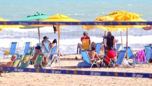 Praia de Boa Viagem com poucos banhistas neste domingo de segundo turno