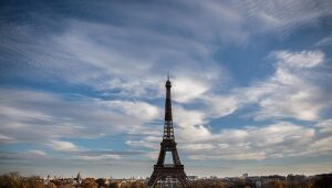 Turista brasileira denuncia estupro no jardim da Torre Eiffel, em Paris