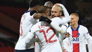 Neymar faz dois, PSG bate United e fica perto da vaga na Champions