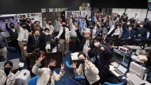Nave japonesa retorna à Terra transportando amostras de asteroide