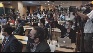 Filme 'Cercados' traz os bastidores do jornalismo no ano da pandemia
