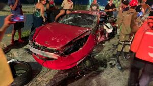 Acidente com carro de luxo deixa pessoa ferida e veículo destruído