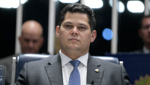 Presidente do Senado articula ajuda para fornecimento de oxigênio em hospitais de Manaus
