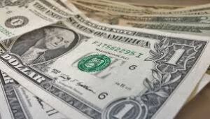 Dólar sobe para R$ 5,30, mas acumula queda na semana
