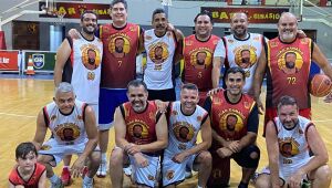 Inspirado em símbolo do basquete local, time promove reencontro entre gerações