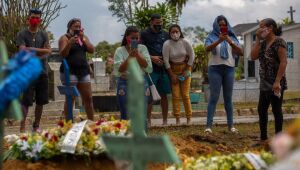 Brasil chega a mais de 214 mil mortes pela Covid-19