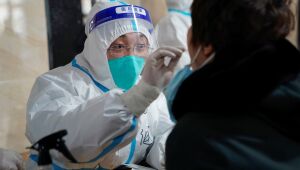 Internautas chineses criticam os testes retais para detectar a Covid-19
