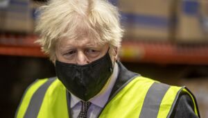 Vacinação ajuda Boris Johnson a enfrentar onda de más notícias no Reino Unido