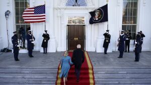 Como 46º presidente dos Estados Unidos, Joe Biden entra caminhando na Casa Branca