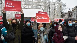 Milhares protestam contra prisão de opositor de Putin na Rússia