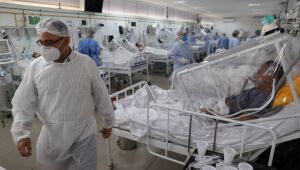 Explosão de internações e fila de vaga por UTI viram rotina pelo país no auge da pandemia