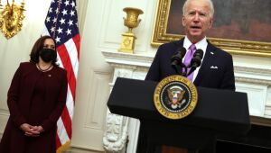 Biden assume comando da luta contra Covid-19 e decreta quarentena para viajantes