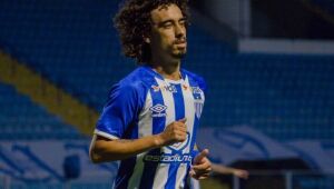 Jogador do Avaí, Valdivia, entra em campo com Covid-19