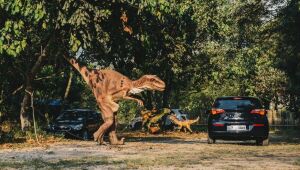 Aventura em SP: não saia do carro, os dinossauros estão soltos!