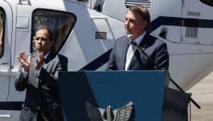 Apesar de atraso em início de campanha, Bolsonaro diz que vacinas foram entregues no dia 'D-1'
