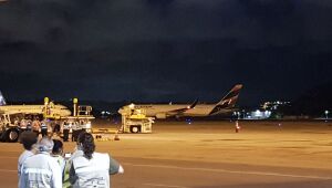 Avião com vacina contra Covid-19 para Pernambuco aterrissa no Recife