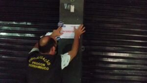 Em fiscalização conjunta, Procon/PE interdita três bares no Recife
