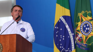 Bolsonaro insiste em tratamento precoce e volta a lançar desconfiança sobre Coronavac