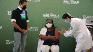 Enfermeira é primeira brasileira vacinada contra a Covid-19 em solo nacional