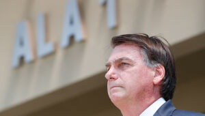 Criticado por postura na pandemia, Bolsonaro faz passeio de motocicleta em Brasília