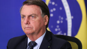 Bolsonaro se vangloria de número de vacinados e agora defende imunização 'para a economia funcionar'