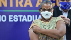 "Tomem a vacina que a esperança não deixa de acabar", disse a primeira vacinada em Pernambuco