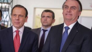Mudança de discurso sobre vacina é estratégia política, avaliam cientistas políticos