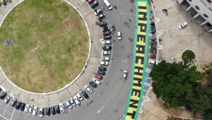 Após esquerda, grupos à direita promovem carreatas contra Bolsonaro