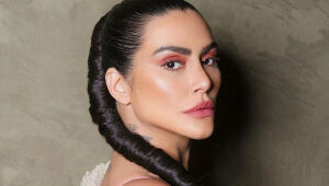 Cleo Pires posta foto nua e recebe elogios dos internautas