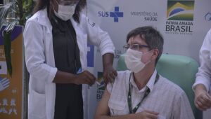 Médicos são os primeiros vacinados com a dose de Oxford no Brasil