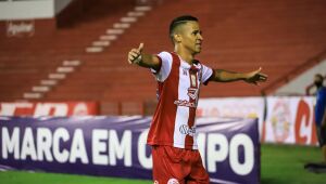 Hélio elogia força do lado direito em vitória