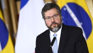 Sem base científica, Ernesto diz que é "normal" alta de casos após vacinação