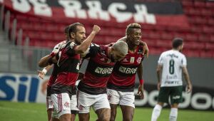 Flamengo vence Palmeiras e segue na luta pelo título
