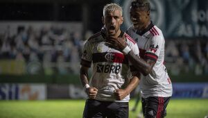 Flamengo vence Goiás e vê distância para líder São Paulo ficar em 5 pontos