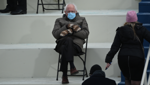 Roupa peculiar de Sanders na posse de Biden viraliza nas redes sociais