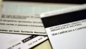 Governo quer política contra Covid em planos de saúde, e especialistas veem riscos