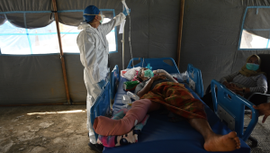 Médicos esgotados após terremoto na Indonésia tentam evitar propagação da Covid-19