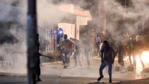 Terceira noite de protesto termina em mais de 630 detidos na Tunísia