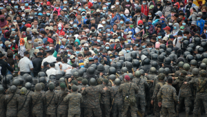 Guatemala bloqueia com violência caravana migrante, que registra casos de Covid-19