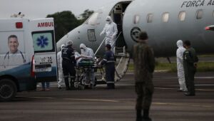 Governo do Amazonas inicia transferência de pacientes com Covid-19 para hospitais de outros estados