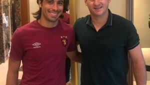 Ídolo do Sport, Fumagalli vai ao hotel rubro-negro em São Paulo para apoiar jogadores